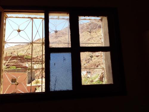 an open window with a view of a building at Maison D'hote Amazir in Boumalne