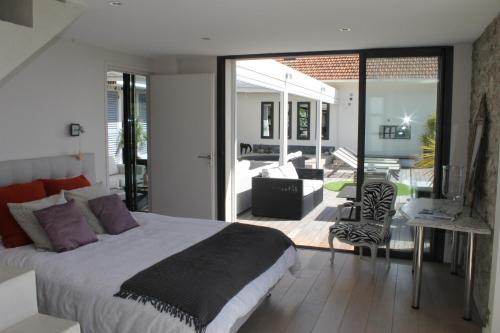 une chambre avec un lit et un patio avec une télévision dans l'établissement Rooftop grande terrasse jacuzzi vue mer, à Cannes