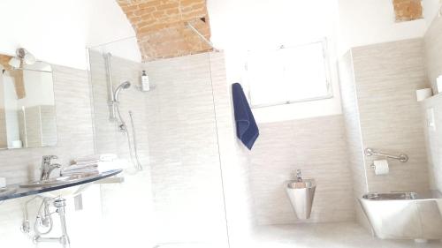 y baño con ducha y lavamanos. en Palazzo Colombino Suite&Residence, en Giaveno