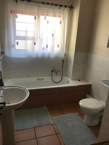 La salle de bains est pourvue d'une baignoire, de toilettes et d'un lavabo. dans l'établissement Jd’s number 6, à Uvongo Beach