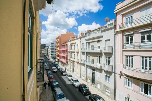 リスボンにあるCaraujo Apartmentsの車を停めた街並みを望む