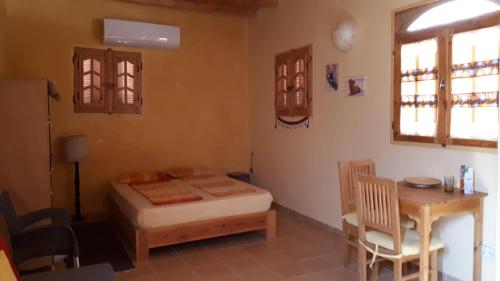 Habitación pequeña con cama y mesa en Think Love on Red Sea, en Nuweiba