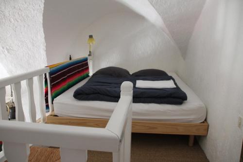 カシにあるL'Oursinadeの階段付きの小さな部屋のベッド1台