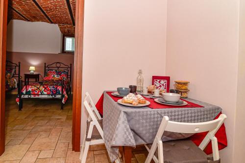 una mesa de comedor con un plato de comida. en OstellOrto en San Martino Canavese