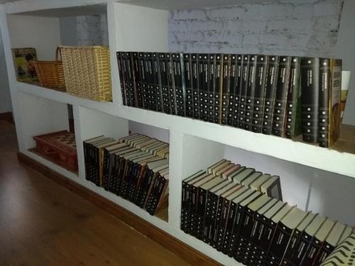 un estante lleno de muchos libros en VEN GAVINO en Ibdes