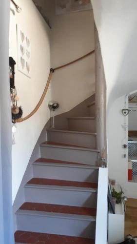 a staircase in a house with red and white stairs at Les MIRABELLES chambres d'hôtes in Sisteron