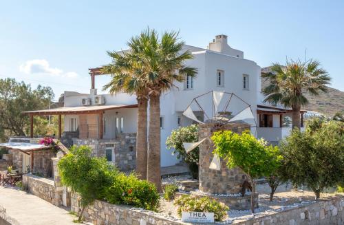 una casa con palme di fronte di Thea Suites Naxos ad Agios Prokopios