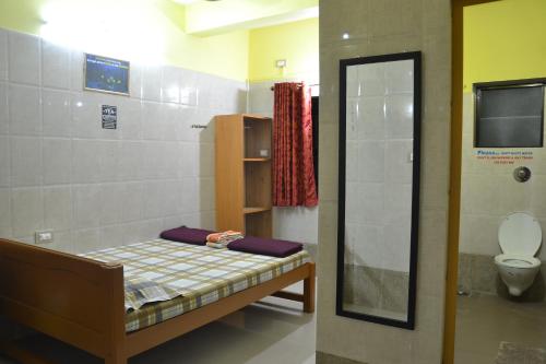 Een bed of bedden in een kamer bij Gokarna RSN STAY in Top Floor for the Young & Energetic people of the Universe