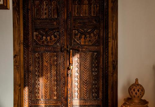 an old wooden door in a room at Attico rooms in Giardini Naxos