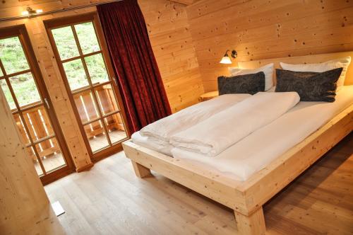 En eller flere senge i et værelse på Auszeit Chalets