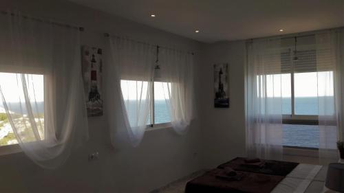 1 dormitorio con 2 ventanas y 1 cama. en Benidorm Gemelos Sealine, en Benidorm