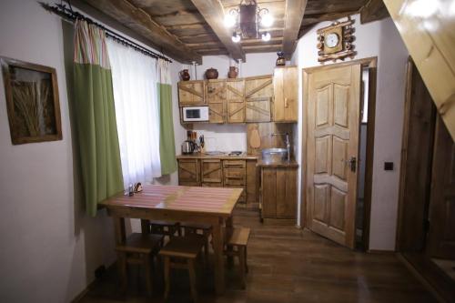 Еко Дім з СОЛОМИにあるキッチンまたは簡易キッチン
