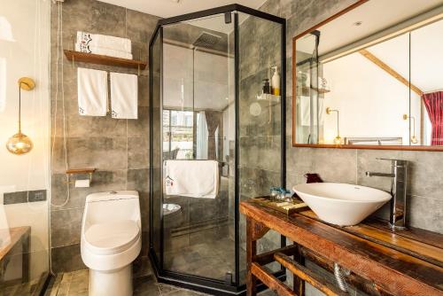 Ένα μπάνιο στο Bliss Qintai Tibetan Boutique Hotel