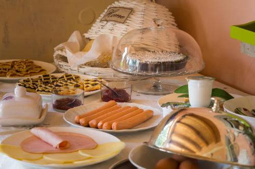 un tavolo con piatti di cibo e dolci di Casa Rana a Recanati