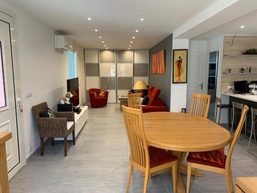 une salle à manger et un salon avec une table et des chaises dans l'établissement meublé au calme à 1 minute de la plage, à Banyuls-sur-Mer