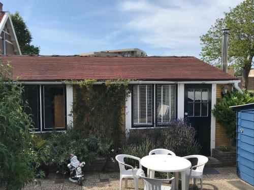 a small house with a table and chairs at Familie Vakantiewoning Burgh-Haamstede in Burgh Haamstede