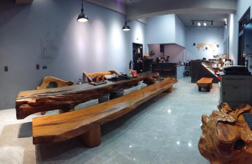a large wooden bench in a room at 82行旅 加Line享優惠 in Jian