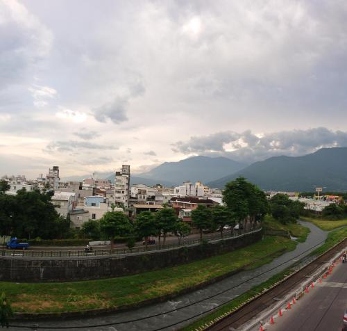 a view of a city with mountains in the background at 82行旅 加Line享優惠 in Jian