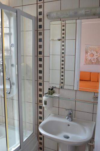 ห้องน้ำของ Sunrise Hotel Nikiana Lefkada