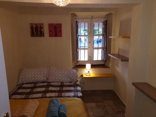 Kleines Zimmer mit einem Bett und einem Fenster in der Unterkunft Estudio en la Plaza de Casalarreina in Casalarreina