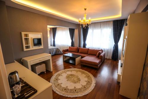 a living room with a couch and a table at Thermal Saray Hotel & Yalova in Gokcedere
