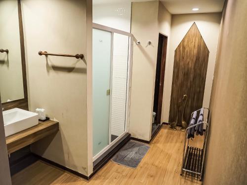La salle de bains est pourvue d'un lavabo et d'une douche en verre. dans l'établissement Baan Keang Chon Ayutthaya บ้านเคียงชล อยุธยา, à Phra Nakhon Si Ayutthaya