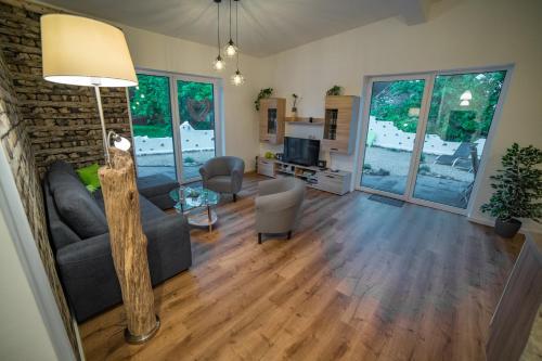 a living room with a couch and a table at Ferienhaus am Apfelbaum in Andernach