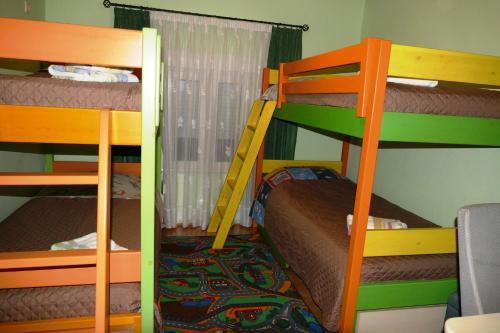 מיטה או מיטות קומותיים בחדר ב-Esperides