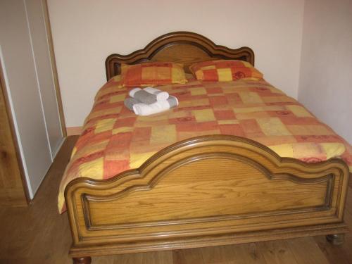 un lit avec deux animaux farcis qui y sont posés dans l'établissement Au Paradis des oiseaux, à Rumilly-lès-Vaudes