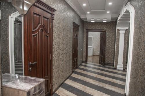 un pasillo con puertas marrones y suelo a rayas en Favorite apartment en Samarcanda