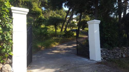 an entrance to a driveway with a white gate at Magnifique "Gite de la Garoupe" au Cap d'Antibes à 300m des plages in Antibes