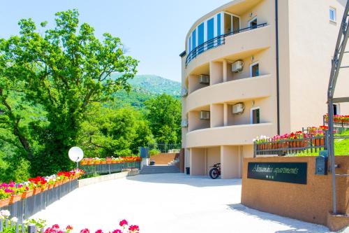 アパートメントから撮影された、または一般的な山の景色