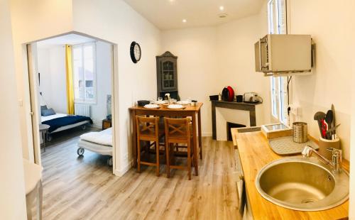 bagno con lavandino e tavolo in camera di Le Clos de la Gravette a Bessières