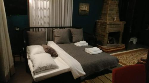 Cama ou camas em um quarto em Gerakina beach cottage