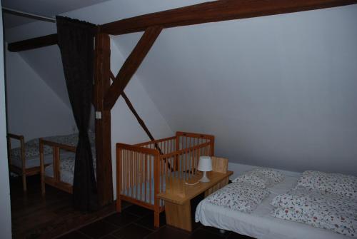 Un dormitorio con una cama y una mesa con una lámpara. en BioFarma Dolejší Mlýn, en Kamberk