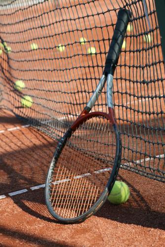 Instalaciones para jugar a tenis o squash en Camping Kaul o alrededores