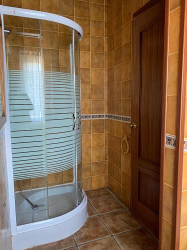 y baño con ducha y puerta de cristal. en Casa Rural La Jara, en La Codosera