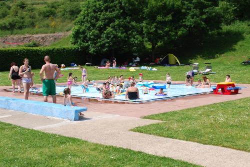 La alberca dentro o cerca de Camping Kaul