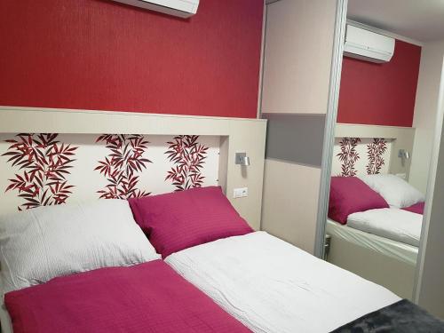 A bed or beds in a room at gyorapartman-TOP
