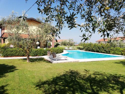 een zwembad in de tuin van een huis bij Casale el galet in Moniga