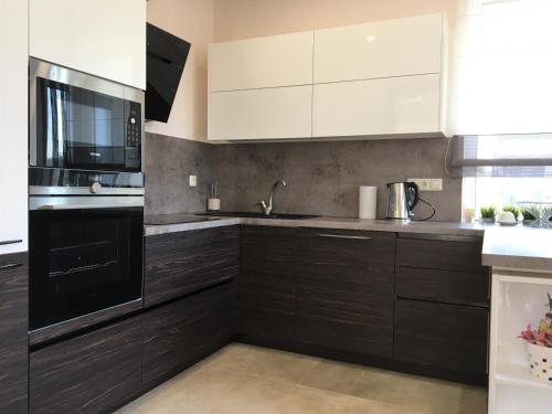 Una cocina o cocineta en Radvi House