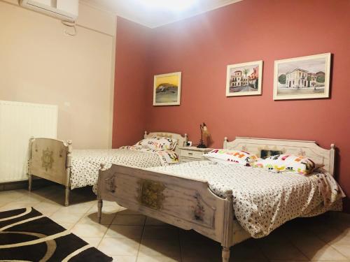 Кровать или кровати в номере Art Suites Mesologgi