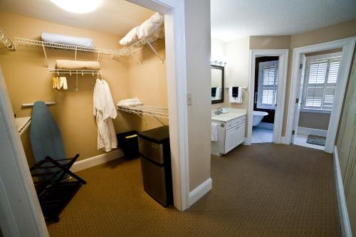 un bagno con lavandino e WC di DeSoto Beach Bed and Breakfast a Tybee Island