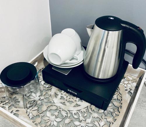 a coffee maker and a tea pot on a tray at Oxford Studios in Kidlington
