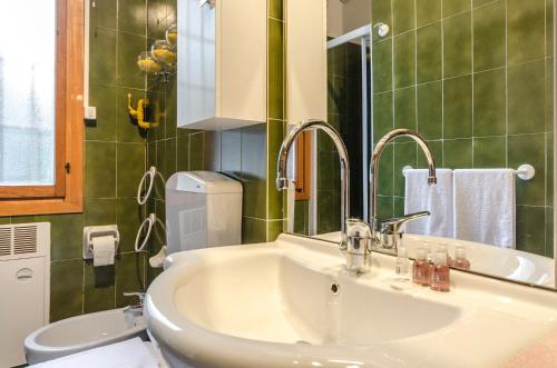ein Bad mit einem Waschbecken und einem WC in der Unterkunft Hp House, Garage e parcheggio privato, Wifi in Calderara di Reno