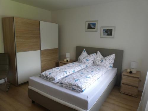 - une chambre avec un grand lit et une couette blanche dans l'établissement Ferienwohnung Mainz-Weisenau, à Mayence