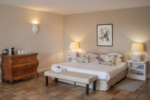 - une chambre avec un lit, une commode et deux lampes dans l'établissement Hôtel & Restaurant Alain Llorca, à La Colle-sur-Loup