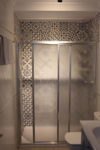 タリファにあるBella Vista Tarifaのバスルーム(ガラスドア付きのシャワー付)