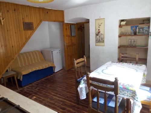 Кровать или кровати в номере Apartman DINKO