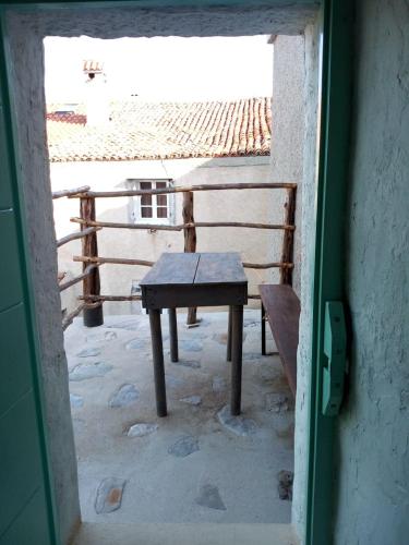 Un balcón o terraza en Apartman DINKO